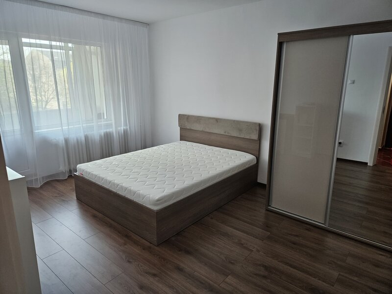 PROPRIETAR –  inchiriez Garsoniera 36 mp, bloc mixt, langa Mega Mall